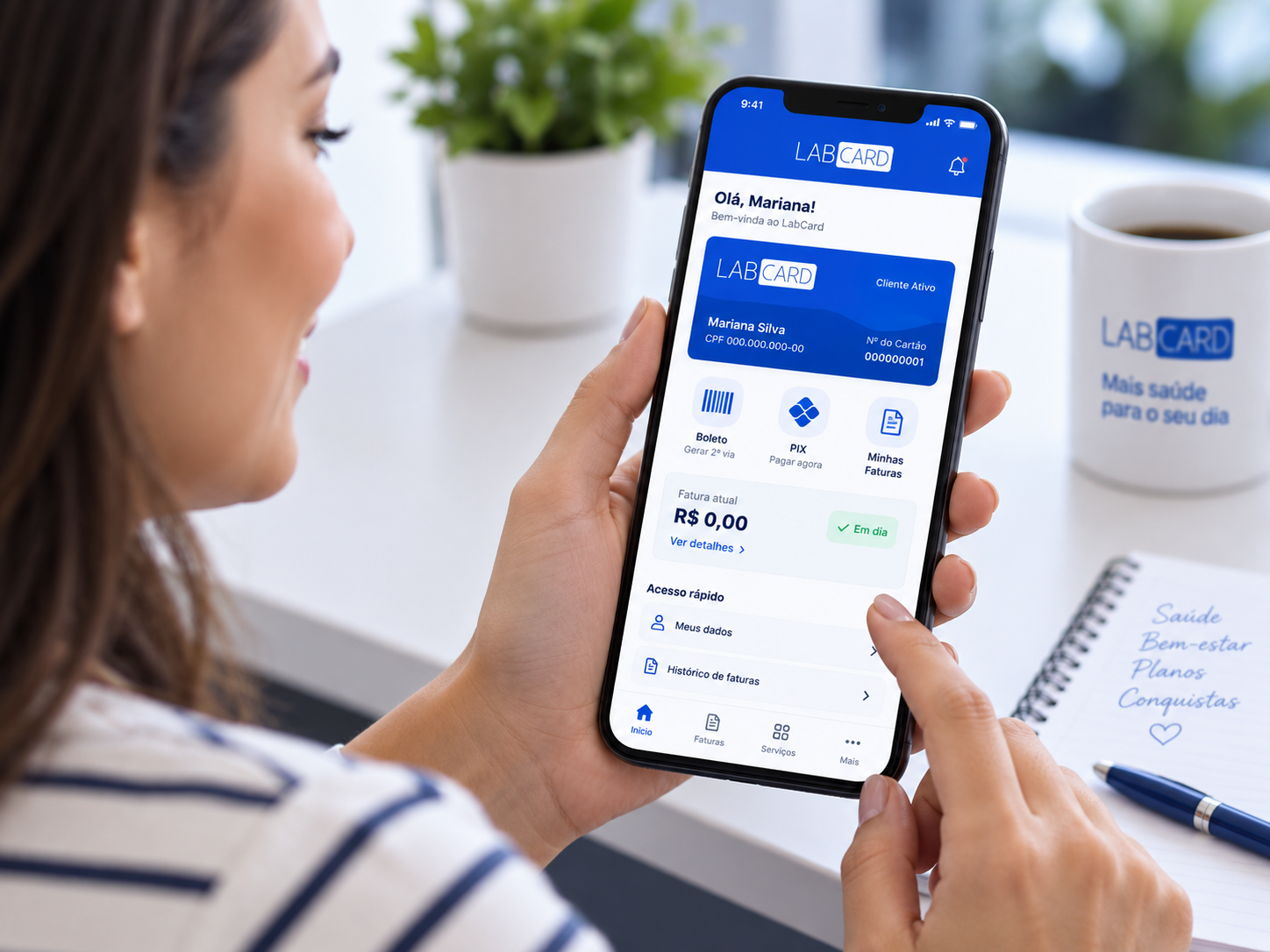 Cliente utilizando o aplicativo LabCard no celular